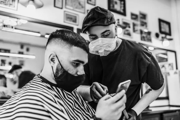 Haircut in quarantine. Haircut in masks from the virus. Hair and health care. — Stock Photo, Image