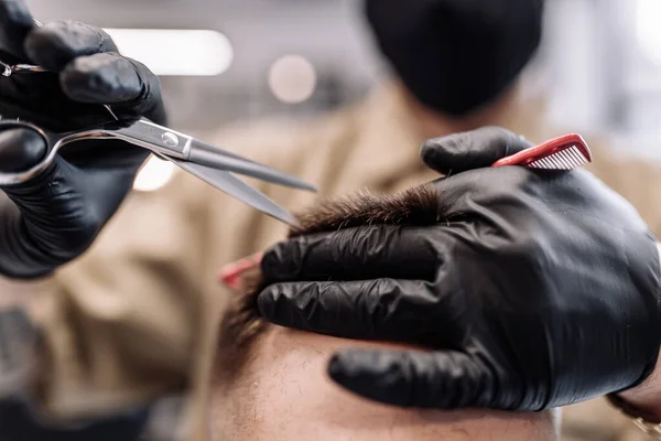 Corte de cabelo dos homens em uma barbearia. Estilo e cuidados com o cabelo . — Fotografia de Stock