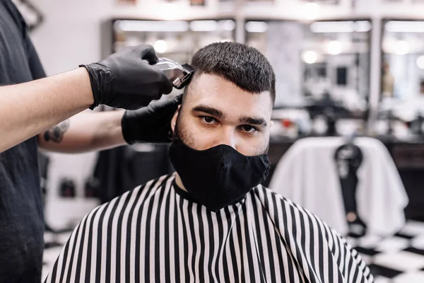 Corte de cabelo em quarentena. Corte de cabelo com máscaras do vírus. Cabelo e cuidados de saúde . — Fotografia de Stock