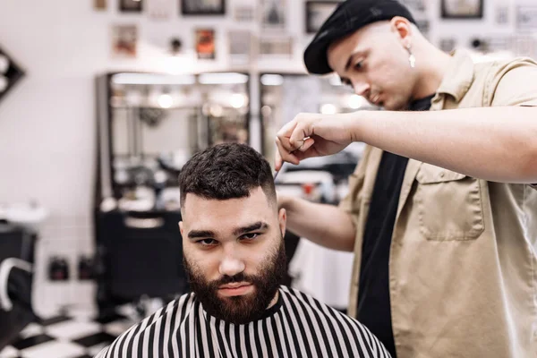 Салон краси чоловіків. Чоловіча стрижка в перукарні . — стокове фото