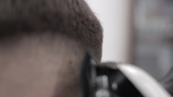 Haircut s elektrickým holicím strojem. Pánské účesy. Zpomalený pohyb. — Stock video