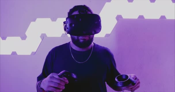 Homme jouant à des jeux VR. Une nouvelle réalité. Néon éclairage — Video