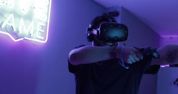 Hombre jugando juegos de realidad virtual. Una nueva realidad. Iluminación neón . — Vídeos de Stock