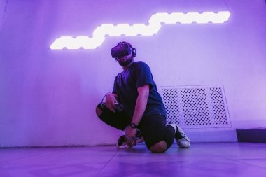 Adam sanal gerçeklikte oturuyor. Neon retro tarzı. Fotoğraf tahılın ve sesin etkilerini gösteriyor..