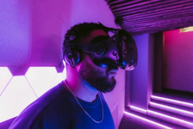 Adam VR oyunları oynuyor. Neon mavi ışık.