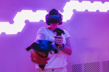 Kız sanal gerçekliğe katılıyor. VR oyunları