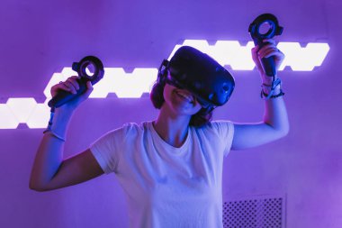 Kız sanal gerçekliğe katılıyor. VR oyunları