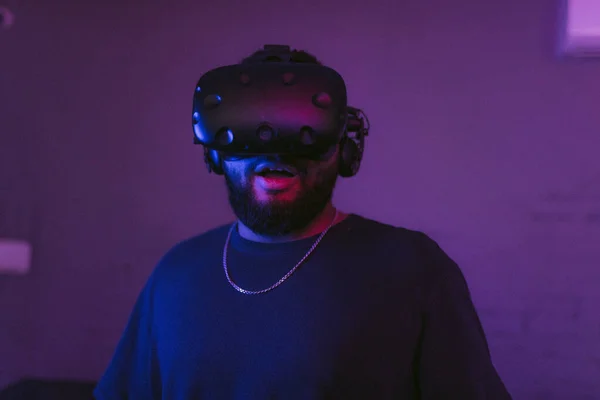 Facet gra w gry VR. Neonowe światło niebieskie. — Zdjęcie stockowe