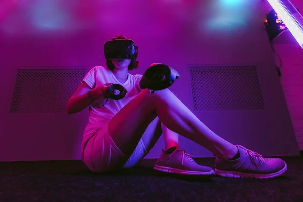 Dziewczyna dołącza do wirtualnej rzeczywistości. Gry VR — Zdjęcie stockowe