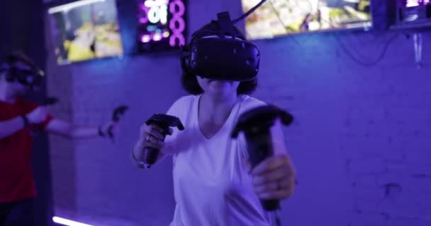 Fille jouant VR jeux. Lumière au néon. — Video