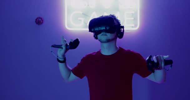 El tipo está bailando en realidad virtual. Video con el efecto de grano, ruido . — Vídeos de Stock