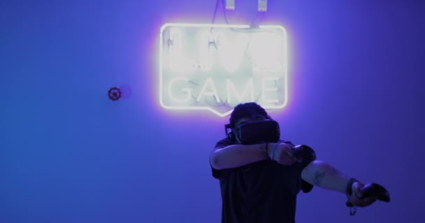 Man játszik egy shooter játék egy virtuális valóság sisak. — Stock videók
