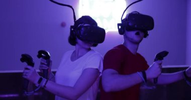 Adam ve kız sanal gerçeklikle bağlantılı. VR 'da yeni teknolojiler. Tahıl ve gürültü etkisiyle video.