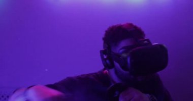 Sanal gerçeklikte siber savaş. Tahıl ve gürültü etkisiyle video.