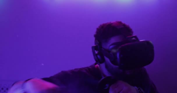 Cyberbataille en réalité virtuelle. Vidéo avec l'effet de grain, bruit. — Video