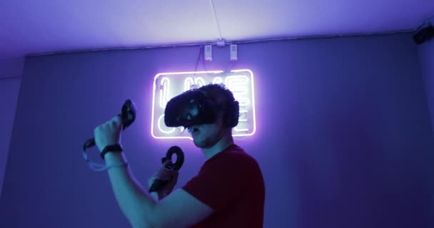 Cyberbataille en réalité virtuelle. Vidéo avec l'effet de grain, bruit. — Video