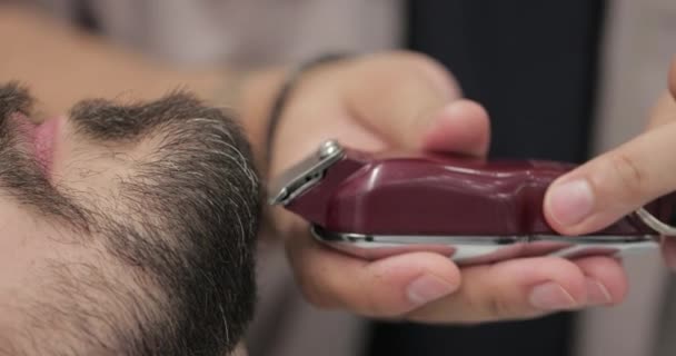 Corte de barba com um aparador. Cuidados de barba em uma barbearia . — Vídeo de Stock