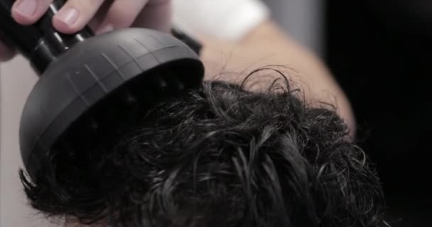 Suszenie i stylizacja włosów w salonie piękności. — Wideo stockowe