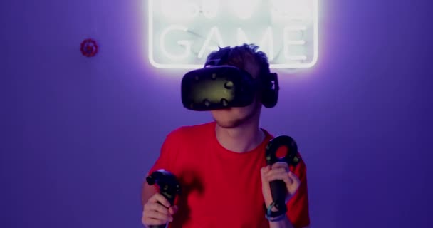 Ten chlap tancuje ve virtuální realitě. Video s efektem zrna. — Stock video