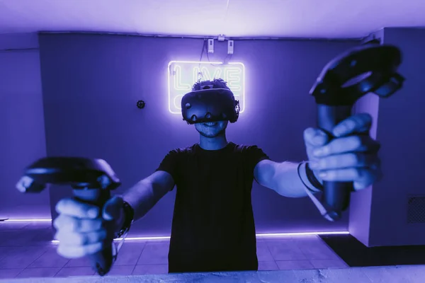 Orang itu bermain game VR. Cahaya biru neon. — Stok Foto