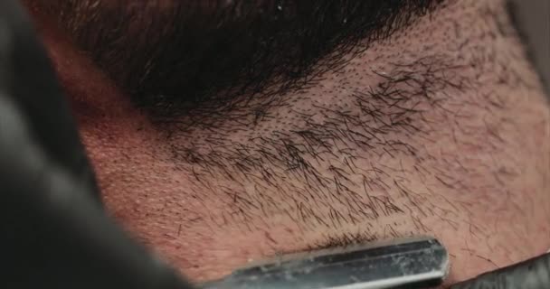 Borotválkozás egy veszélyes borotvával. Közelkép. — Stock videók