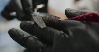 Güzellik salonunda makaslı saç kesimi. Yakın plan..