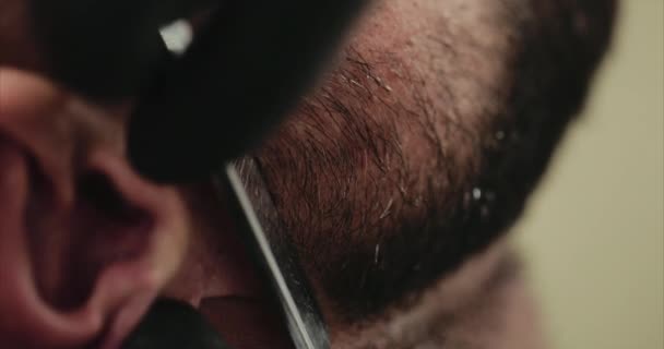 Barbier fait le travail de couper et trancher la barbe. — Video