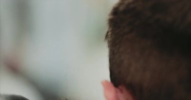 Tıraşlı saç kesimi. Yakın çekim videosu...