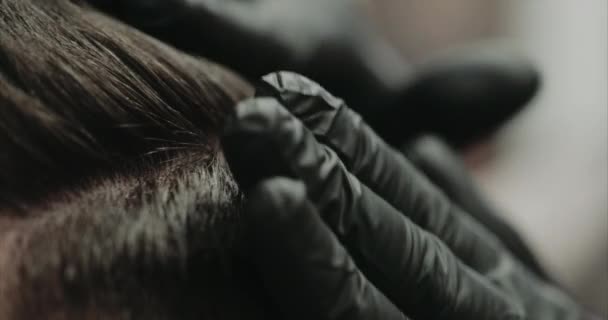 Coiffure dans un salon de coiffure. — Video