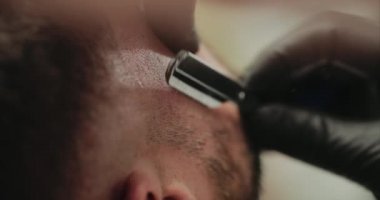 Tehlikeli bir jiletle tıraş olmak. Yakın plan..