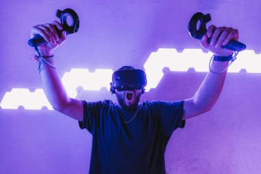 Artırılmış gerçeklik. Yeni eğlence teknolojileri. Sanal gerçeklik oyunları.