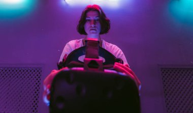 Kız artırılmış gerçekliğe bağlanıyor. Neon odası.