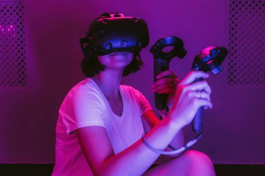 Kız artırılmış gerçekliğe bağlanıyor. Oyunlarda, filmlerde, eğlencelerde yeni teknolojiler. 