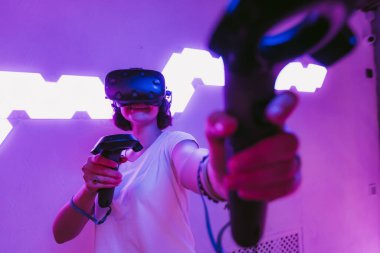 Sanal gerçeklik oyunları oynayan bir kız. Ev eğlencesi.