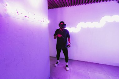 Siber punk tarzı. Neon ve dijital dünya.