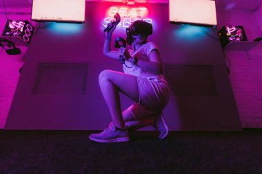 Siber punk tarzı. Neon ve dijital dünya.