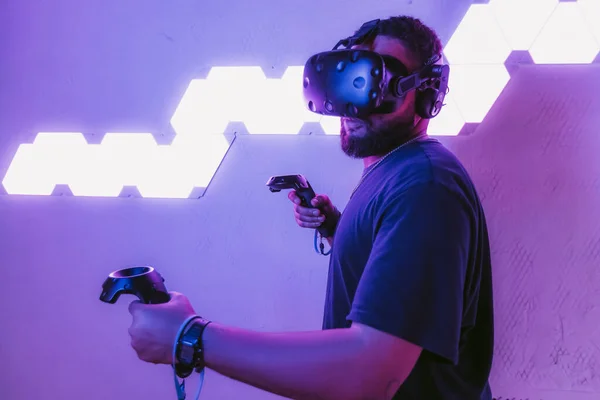 Artırılmış gerçeklik. Yeni eğlence teknolojileri. Sanal gerçeklik oyunları.
