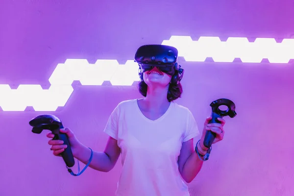 Dziewczyna gra w wirtualną rzeczywistość. Rozrywka domowa. — Zdjęcie stockowe