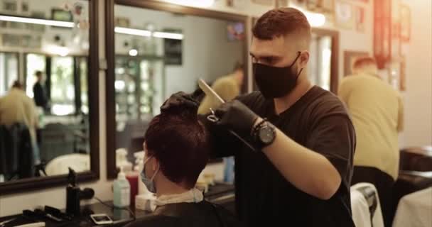 Hair care. Mens haircut in a barbershop. Haircut with scissors. — Stock Video