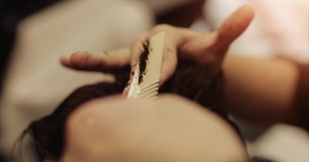 Haarpflege. Herrenfrisur in einem Friseursalon. Haarschnitt mit der Schere. — Stockvideo