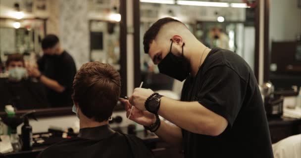 Barbershop under nye forhold. Haircut i en skønhedssalon . – Stock-video