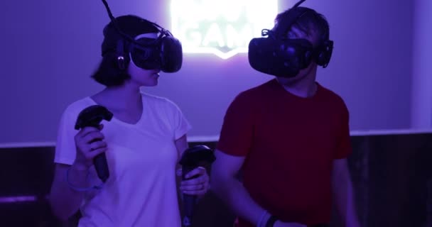 Adam ve kız neon odada VR oyunu oynuyorlar.. — Stok video