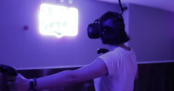 La fille est connectée à la réalité virtuelle. Nouveau divertissement du futur.