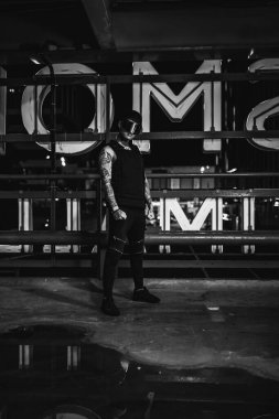 Gece siberpiçi. Şık, fütürist elbiseli bir adam..