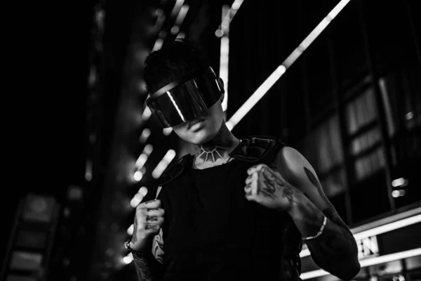 Um cyberpunk preto e branco. O tipo de óculos elegantes. Homem na cidade da noite . — Fotografia de Stock