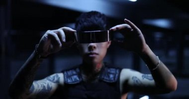 Adam gözlük takıyor. Yakın çekim video. Siber Punk