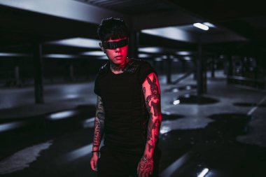 Moda 2020. Siber punk ve neon ampütasyon. Siber gözlüklü adam..