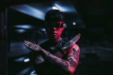 Kes şunu! Yeni siber bağımlılık. Cyberpunk ve moda 2020. Siber gözlüklü adam..