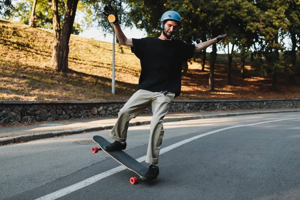 Longboarding. Mężczyzna robi sztuczkę w letni wieczór.. — Zdjęcie stockowe