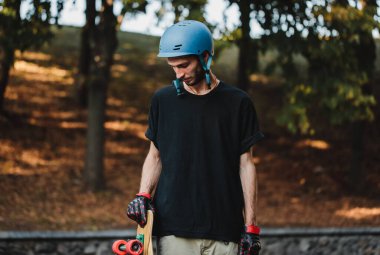 Uzunkaykay ve kaykay. Yaz tatili şehir dışında..